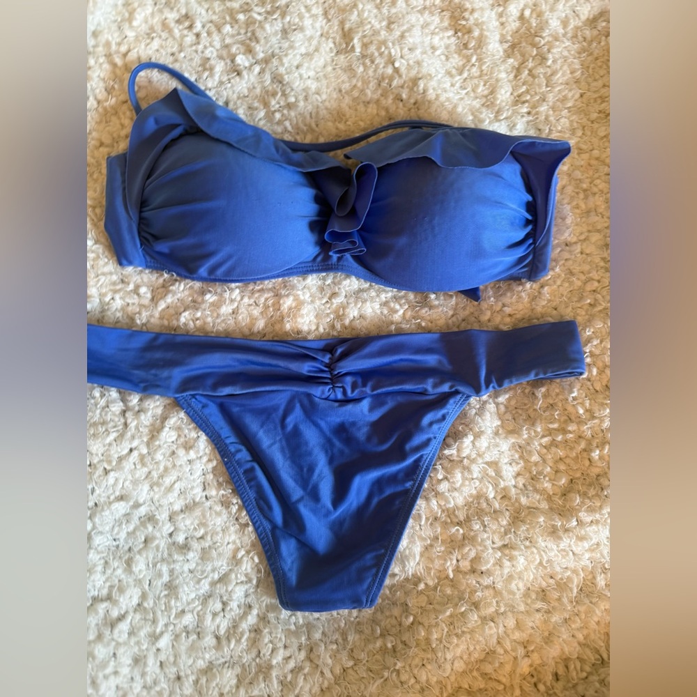 Vix– Solid Ruffle Bandeau Top. Solid New Band Bottom. Large
